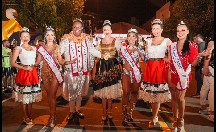 Rainha e princesas da Festa Nacional da Uva marcam presença nos blocos de Carnaval 